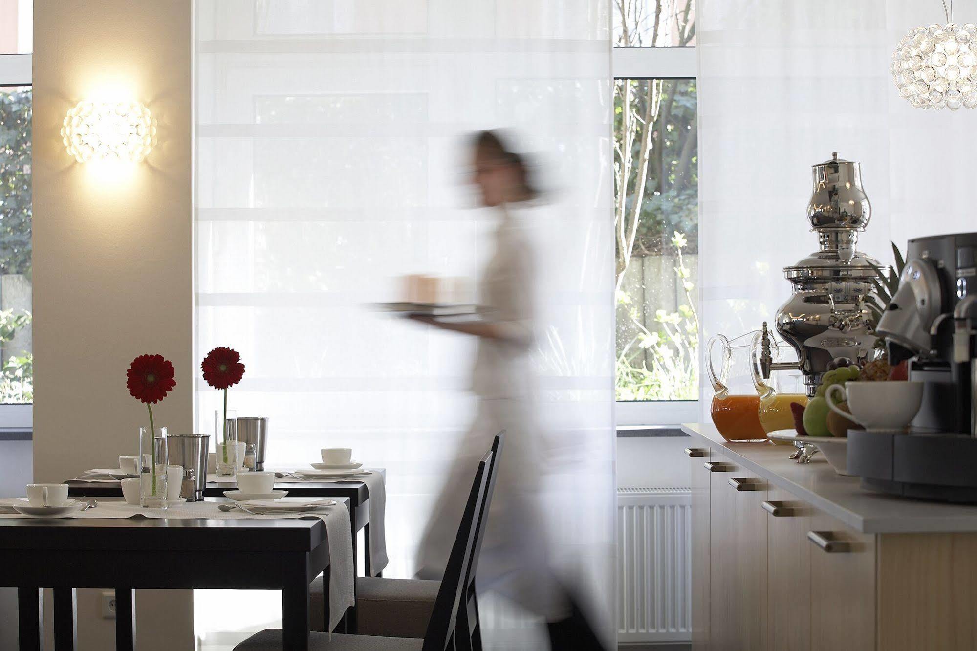 אסן Hotel Maximilians מסעדה תמונה